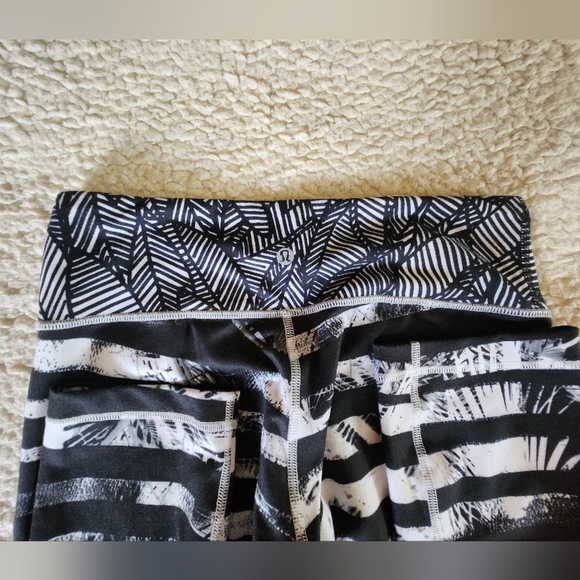 Lululemon Wunder Under Crop II Shady Palms Black White Stripe Banana Leaf sz 8 - Picture 3 of 6